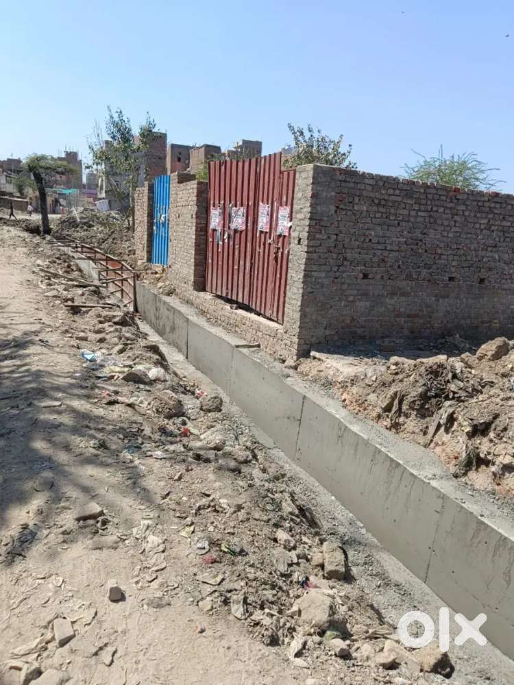 Corner plot on Main road