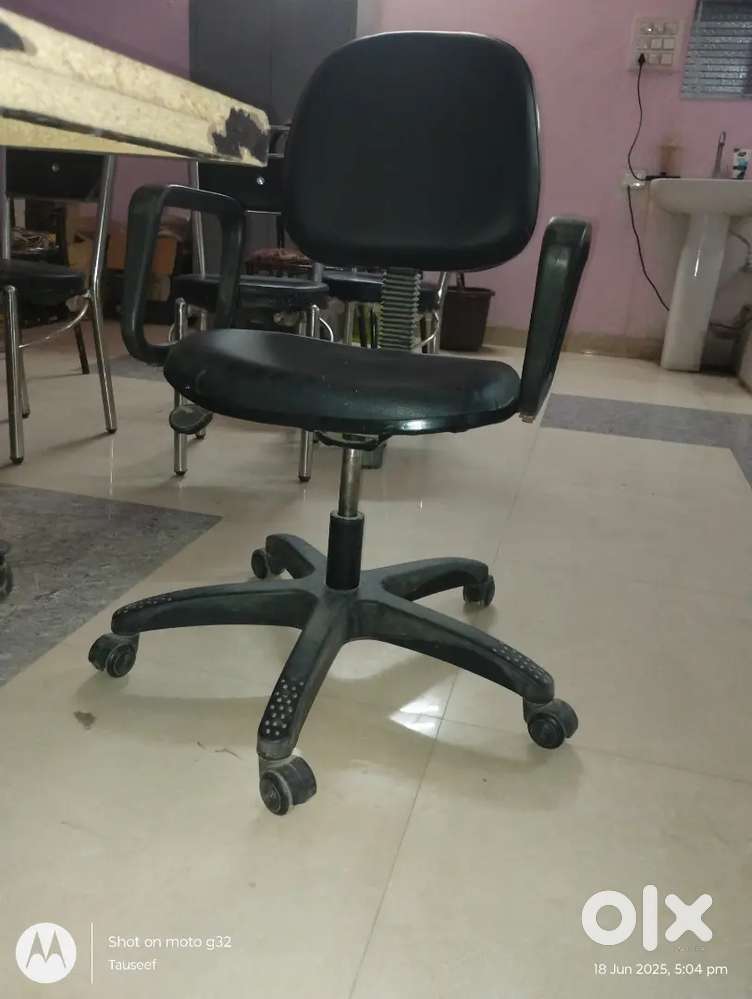 Study Chair (MRP 6000/-) कृपया मोल भाव के करने के लिए संपर्क न करें
