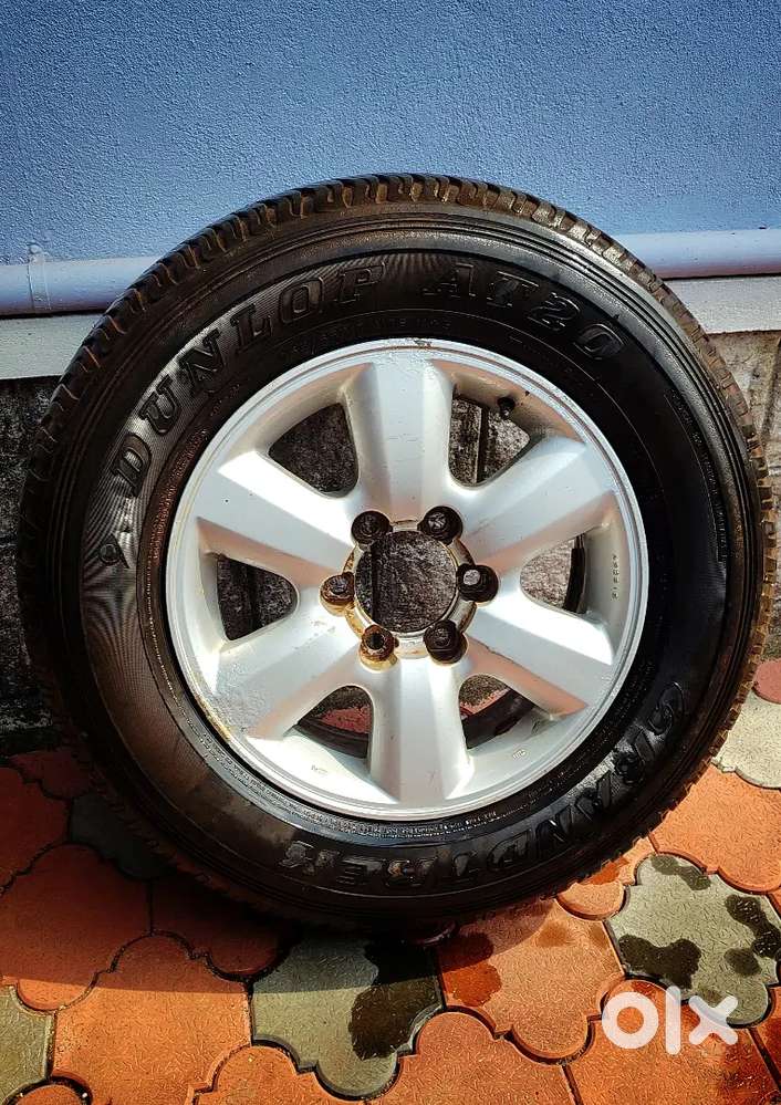 Old model Fortuner single spare tyre with alloy wheels rim...