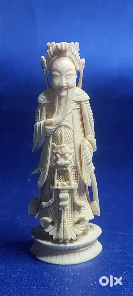 Antique statues, lamps and mechanical dolls