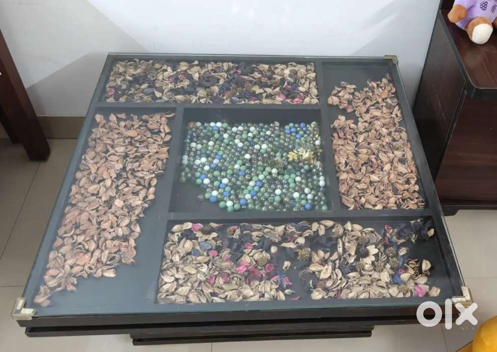 Coffee table for living room with glass top and customizable decor