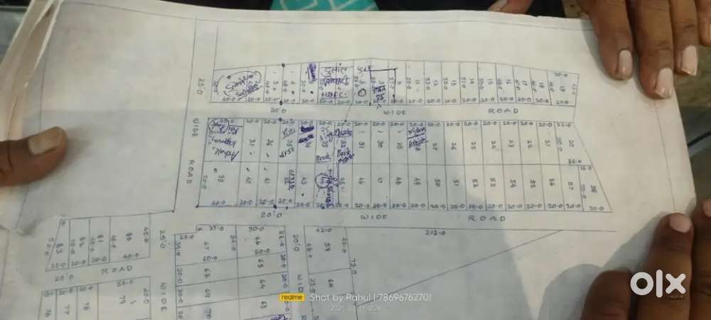 मॉडल स्कूल के आगे झांसी खजुराहो फोरलेन से 400 मि अंदर प्लॉट उपलब्ध है