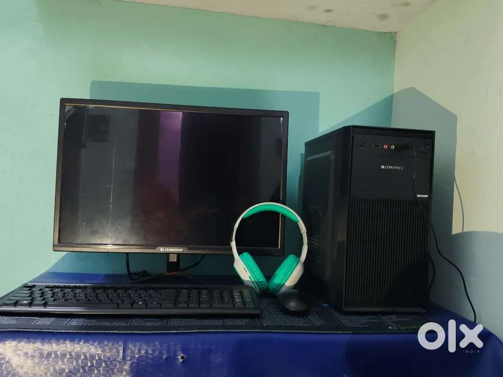 Computer setup with headphones