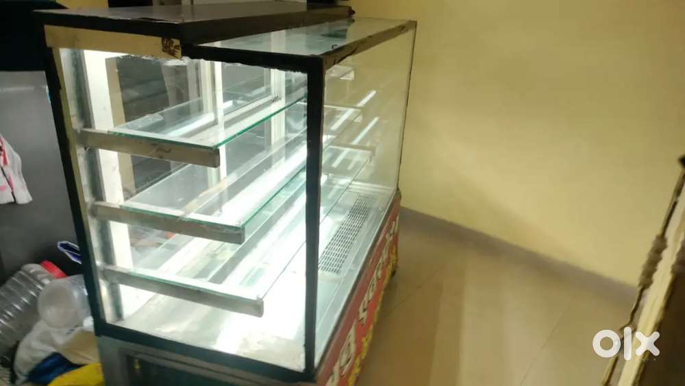 Cake display counter