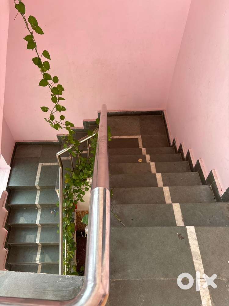 2 bhk house for family or girls