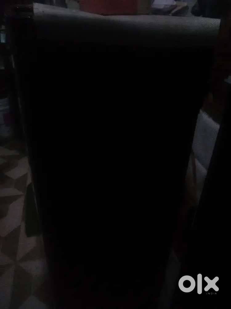 एक फ्रिज बेचना है जो बहुत बढ़िया कंडीशन में है