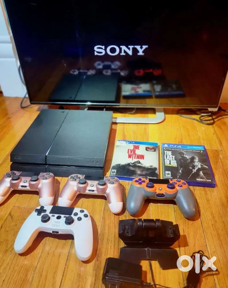 PS4 500GB Bundle  4 Controllers, Charge Dock,Evil Within,The ast of Us