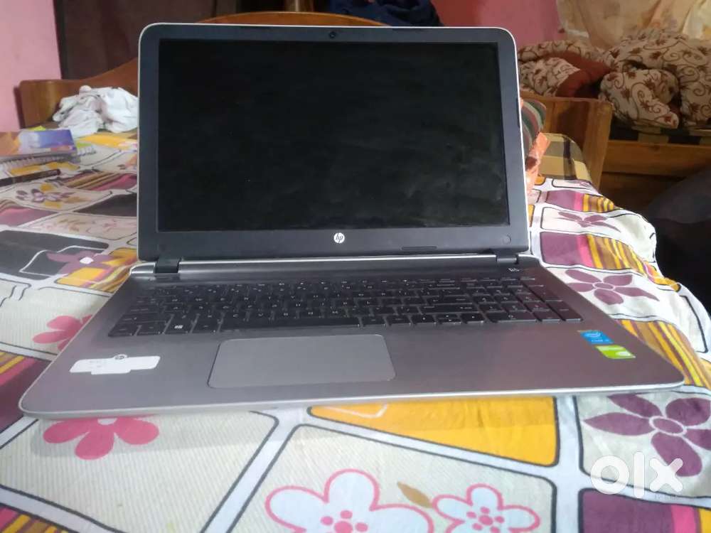 HP pavilion laptop  no charger  display problem