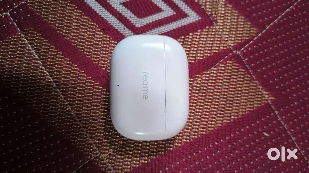 Realme T300 earbud charging case - White