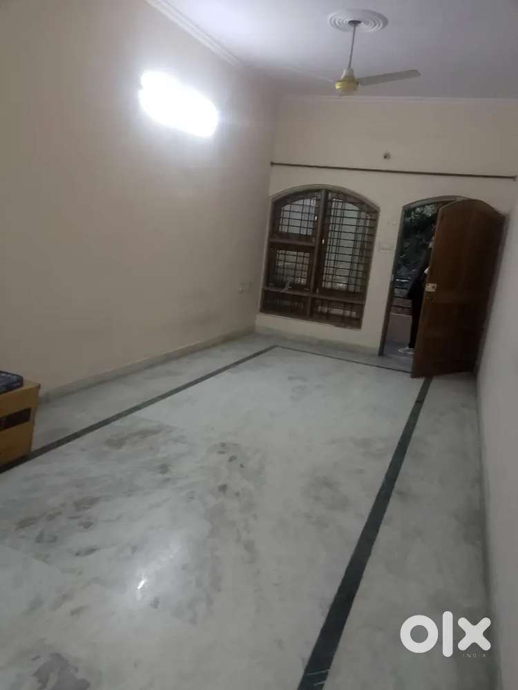 1bhk 1st floor space with single bed and almira near 10 no market