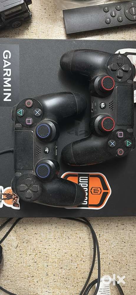 Ps4 Slim 1tb dual controllers