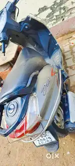 Mujhe new scooty Leni hai is liye bech rha