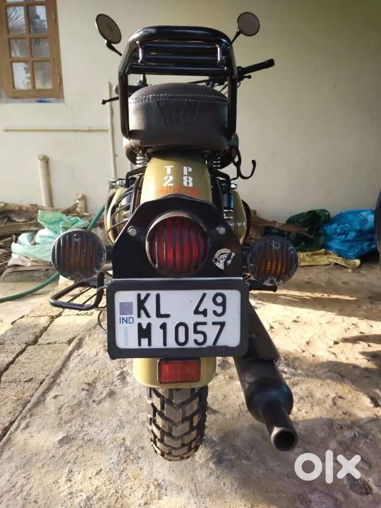 Good condition company service, new back tyres, new battery, new insur