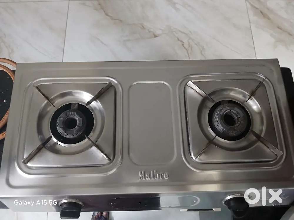 Gas stove in good condition with a complete set and two cylinders.