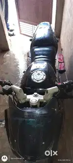 Bike me koi dikt nhi h self se start hoti hai battery new hai 1monthka