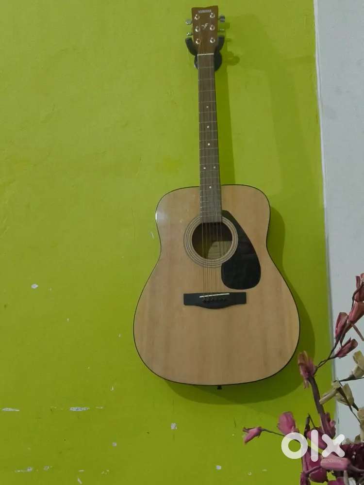 Yamha F280 acoustic guitar