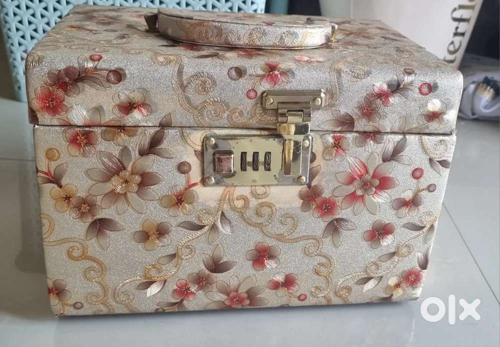 Jwellery box with lock