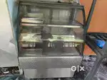 Bakery display with heater