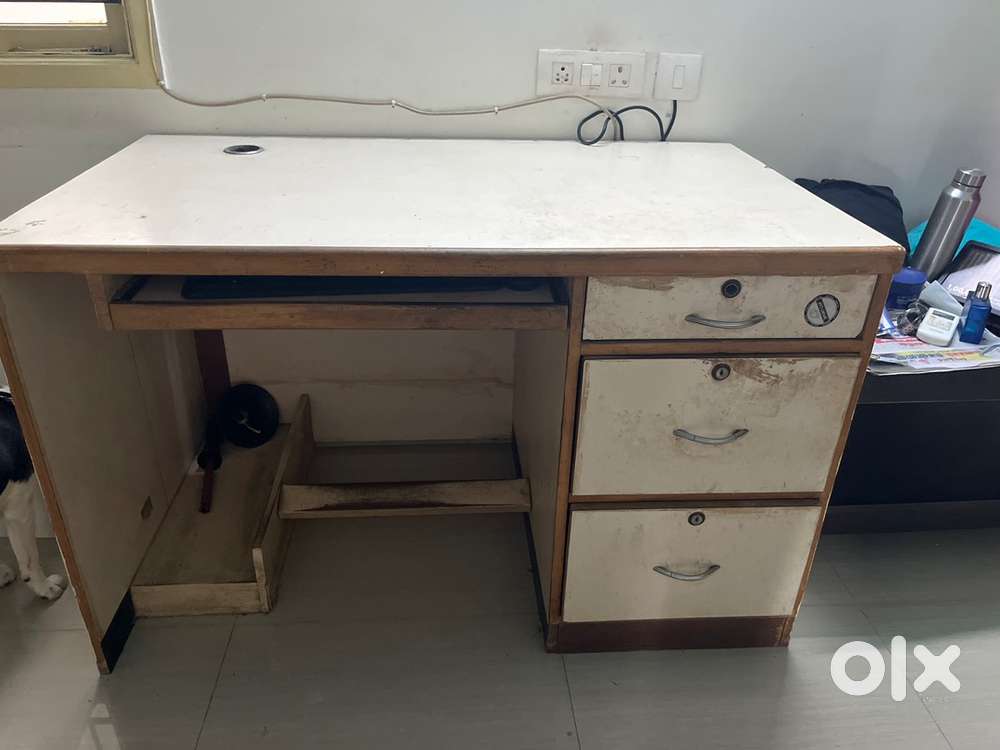 Wooden quality computer desk with storage