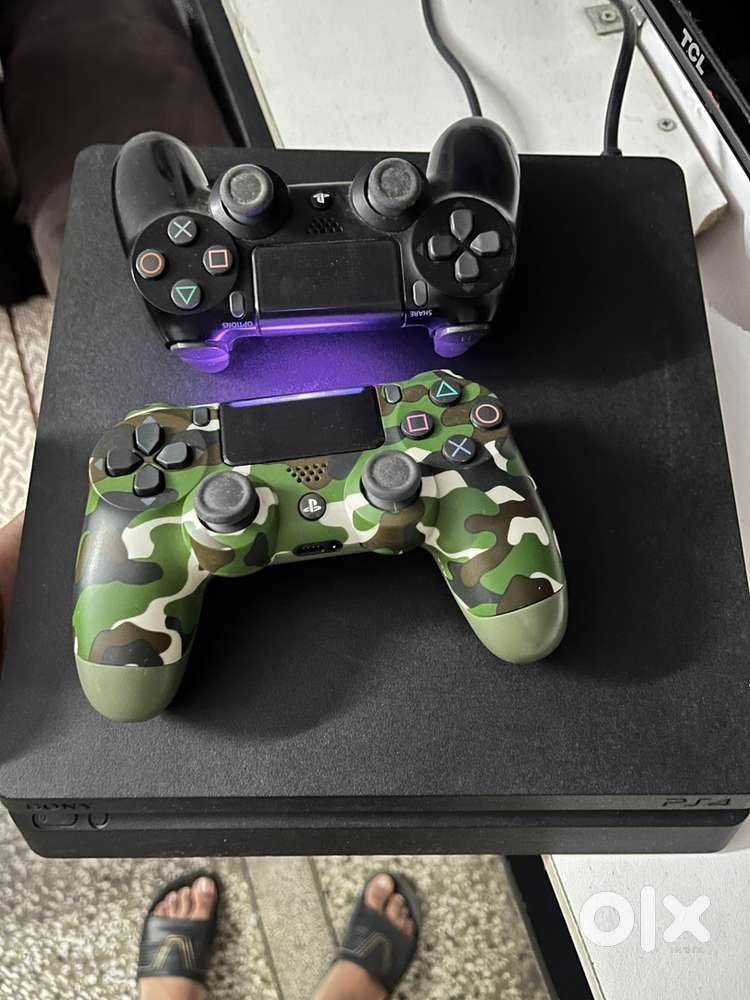 9.0 Jai1broken PS4 with 2 remote in new condition