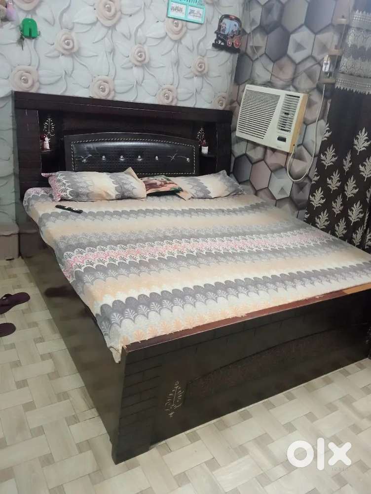 Urgent sale bed nd almirah in good condition
