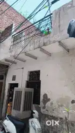 There is a 90 yard single storey house in Sant Nagar in a 16 foot rod