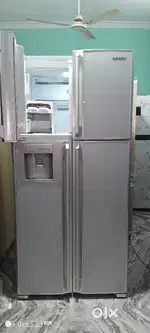 Hitachi 4 doors with water dispenser one touch button display