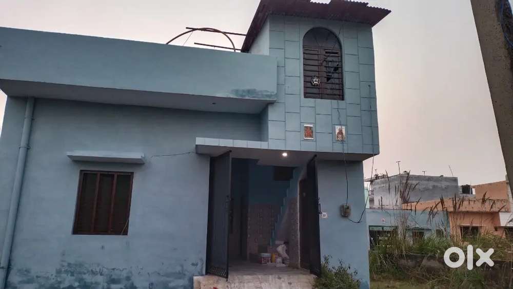 Three room and one kitchen 700 foot area mein hai