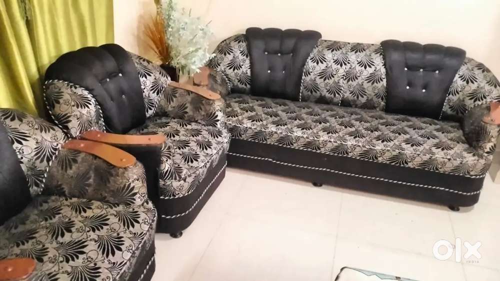 5 Seater black sofa(3+1+1)