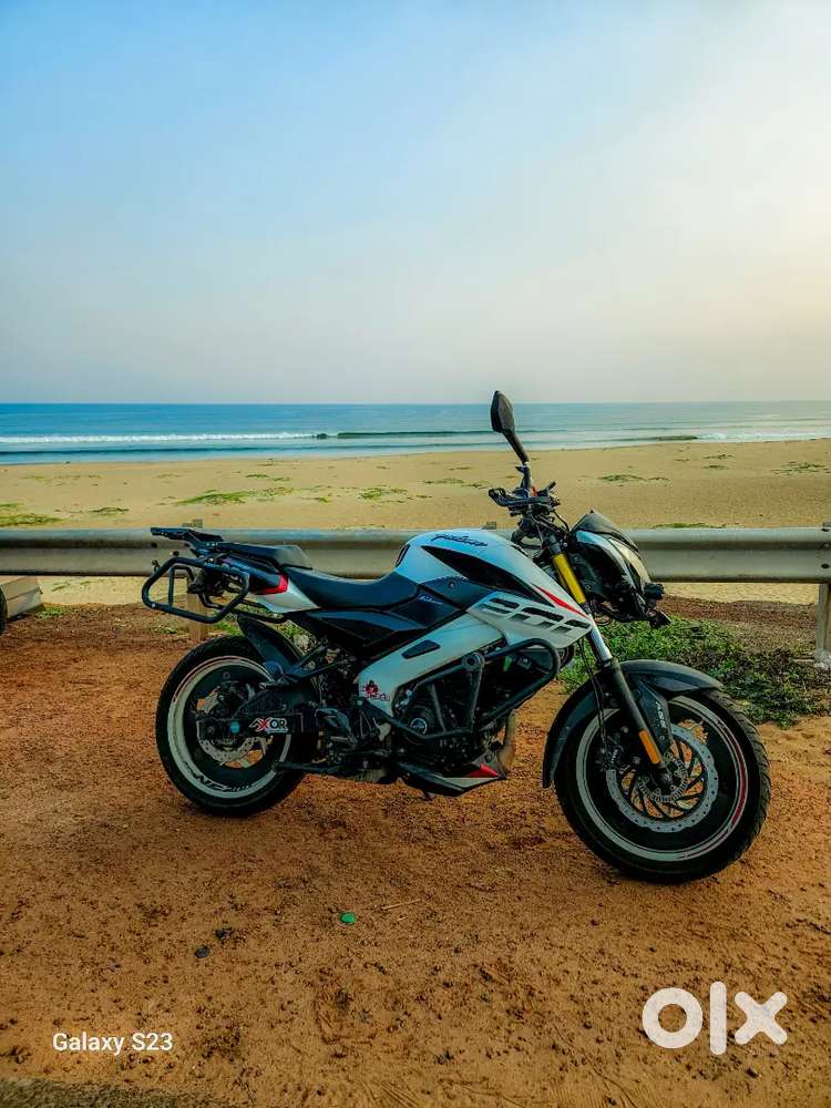 NS 200 pearl white  43000 KM RUN . FULLY OK FROM INSIDE AND OUTSIDE