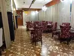 मुझे रेस्टोरेंट में काम करने के लिए वेटर और हेल्पर की जरूरत है