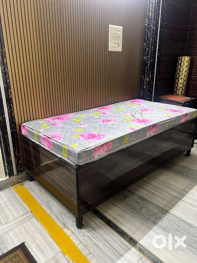 Single bed without mattress