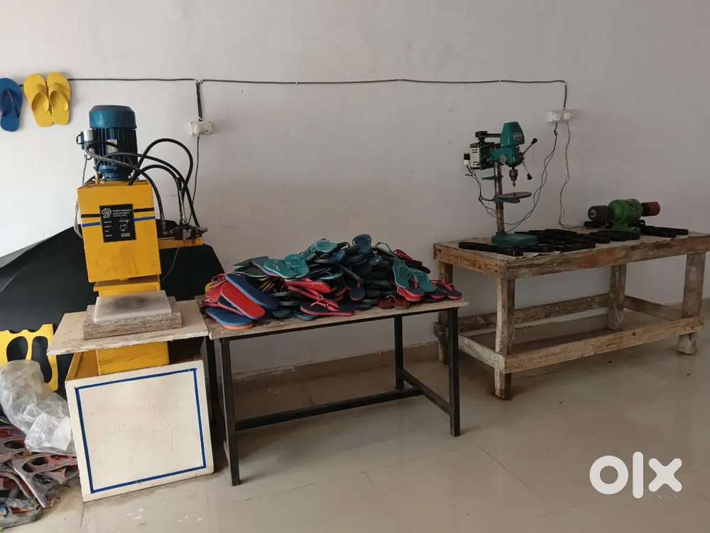 Slippers manufacturing machine