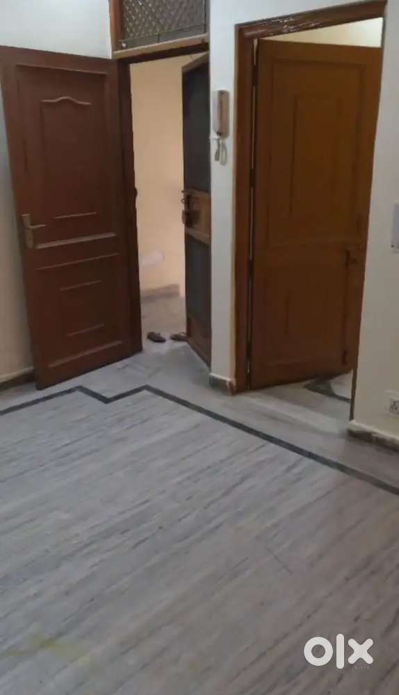 2bhk Rented floor in Arya samaj road