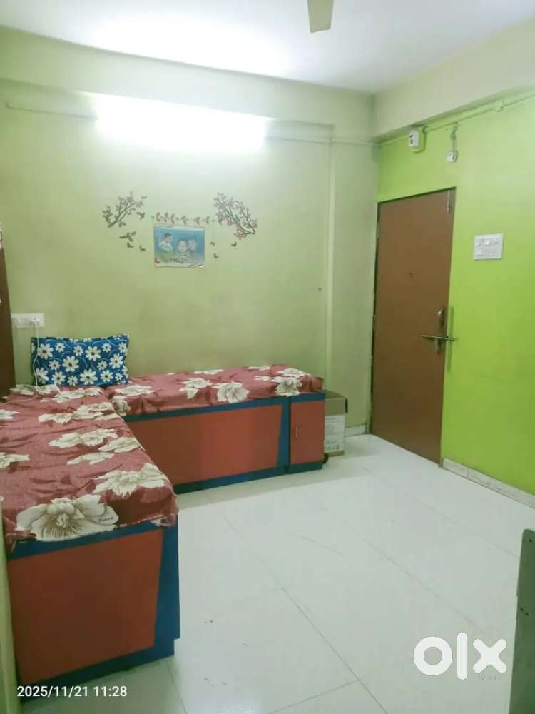 काशीबाई कोल्हे शाळेच्या मागच्या गेटजवळ