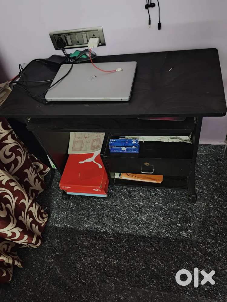 Computer table