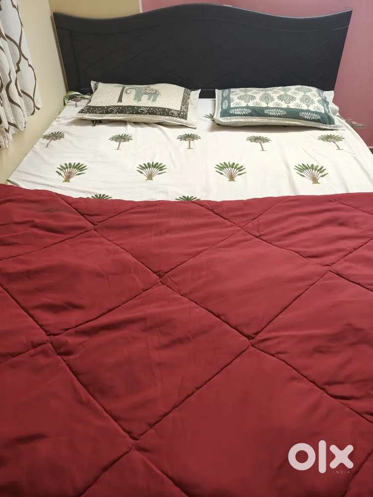 Queen Size wooden bed available for Rs. 4000