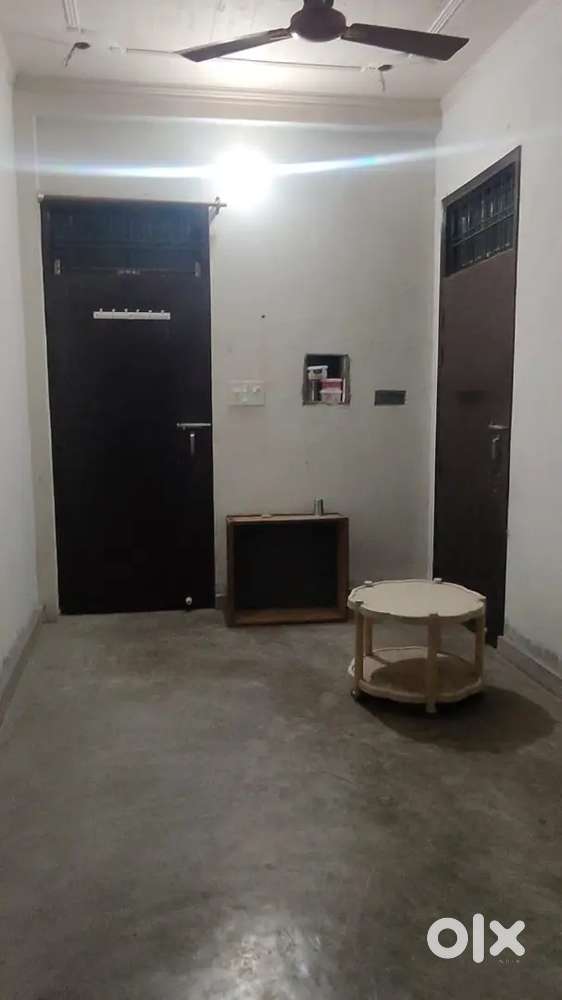 1 room without kitchen with sharing washroom