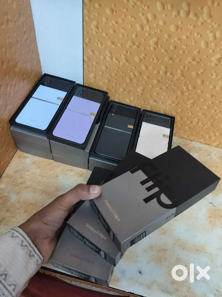 A newly samsung flip4 5g 256gb box packed with bill nd warranty