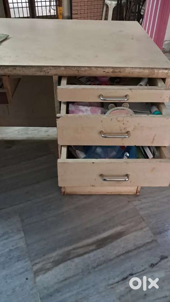 Computer table for sale