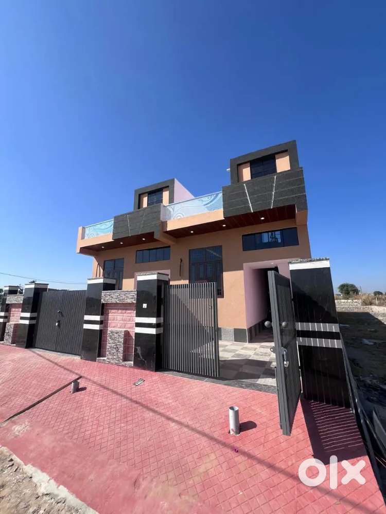 Ready to move 100 gaj villa at prime location with water tubewell