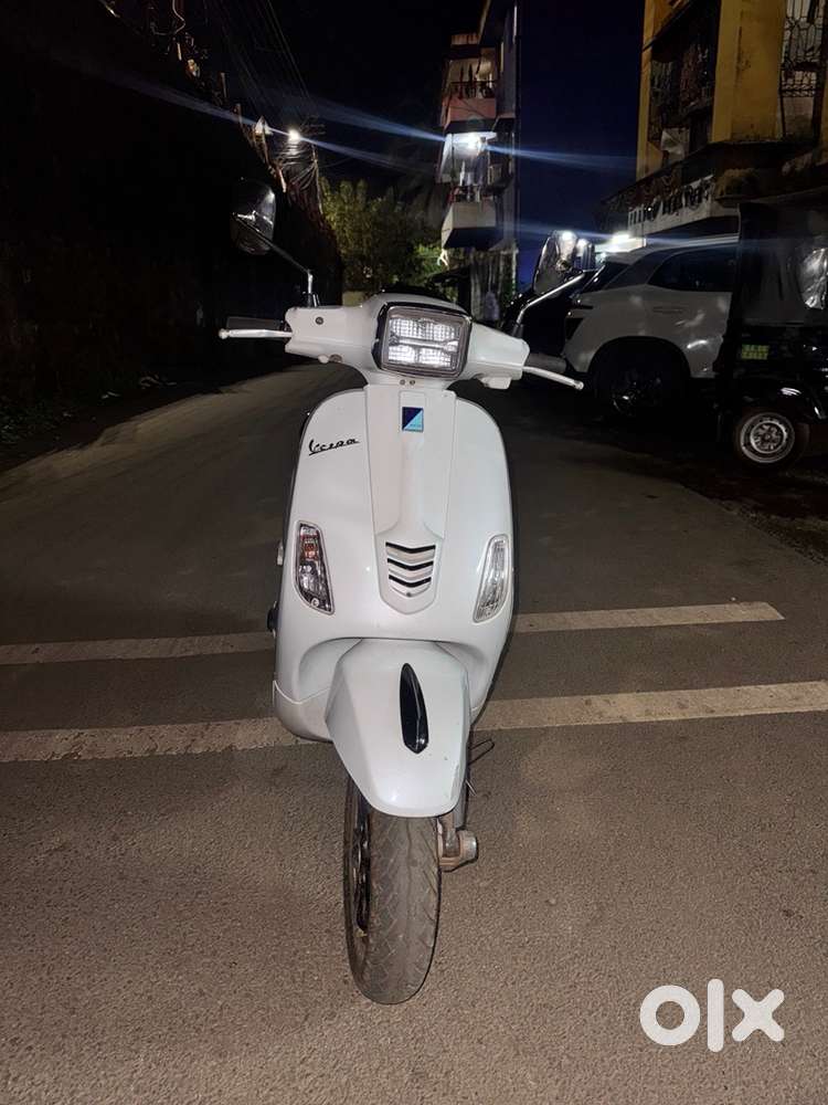 Vespa sxl scooter