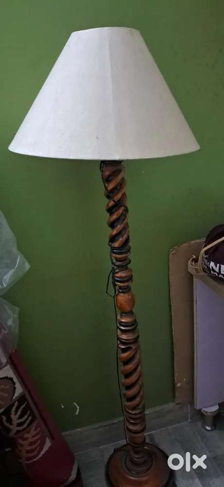 Lamp 4'10 in length working