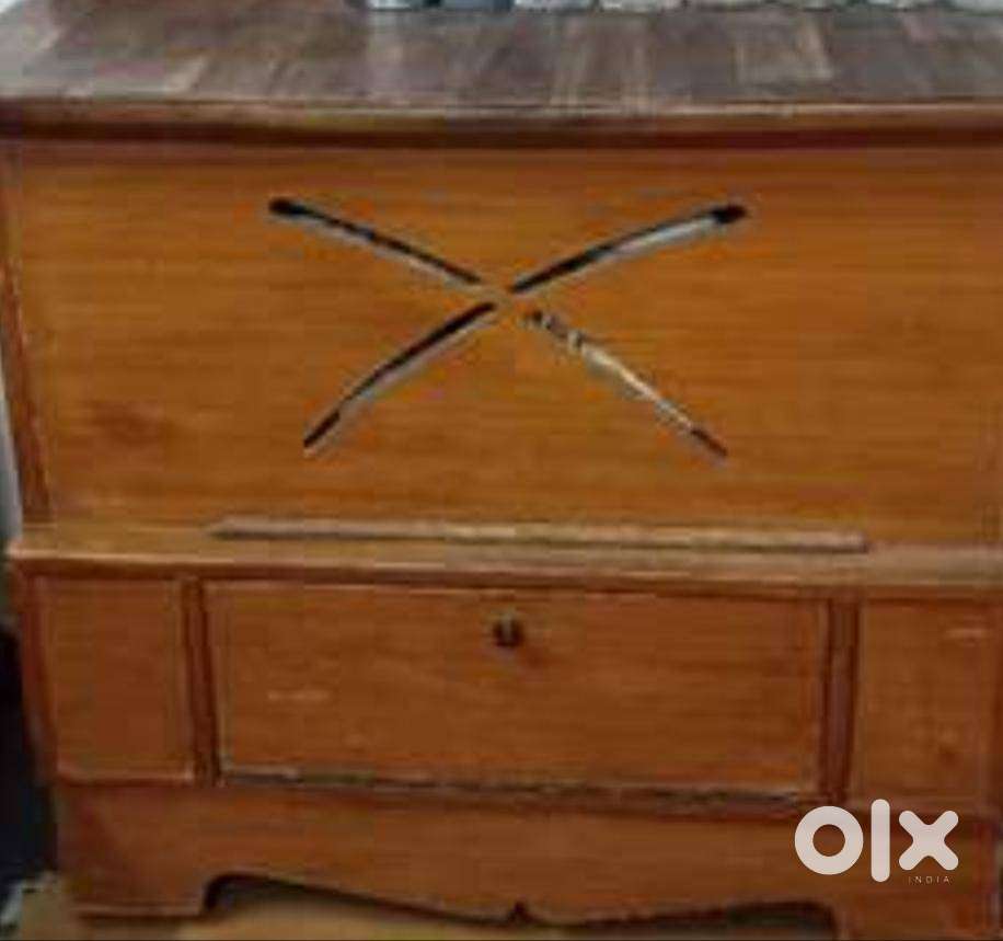 Mailedaan ( clothes storage box wodden)