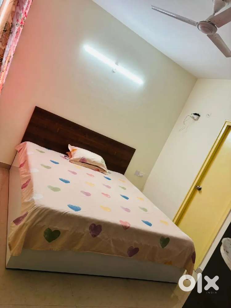 Couples or girls flatmates required