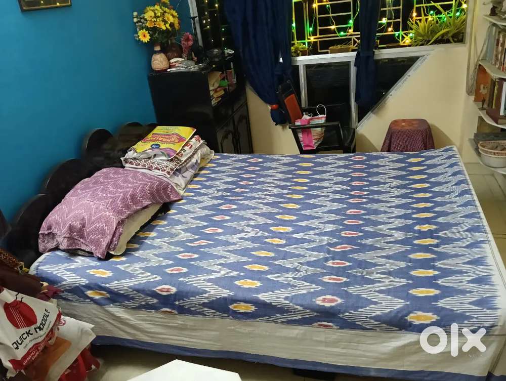 Double beded wooden cot