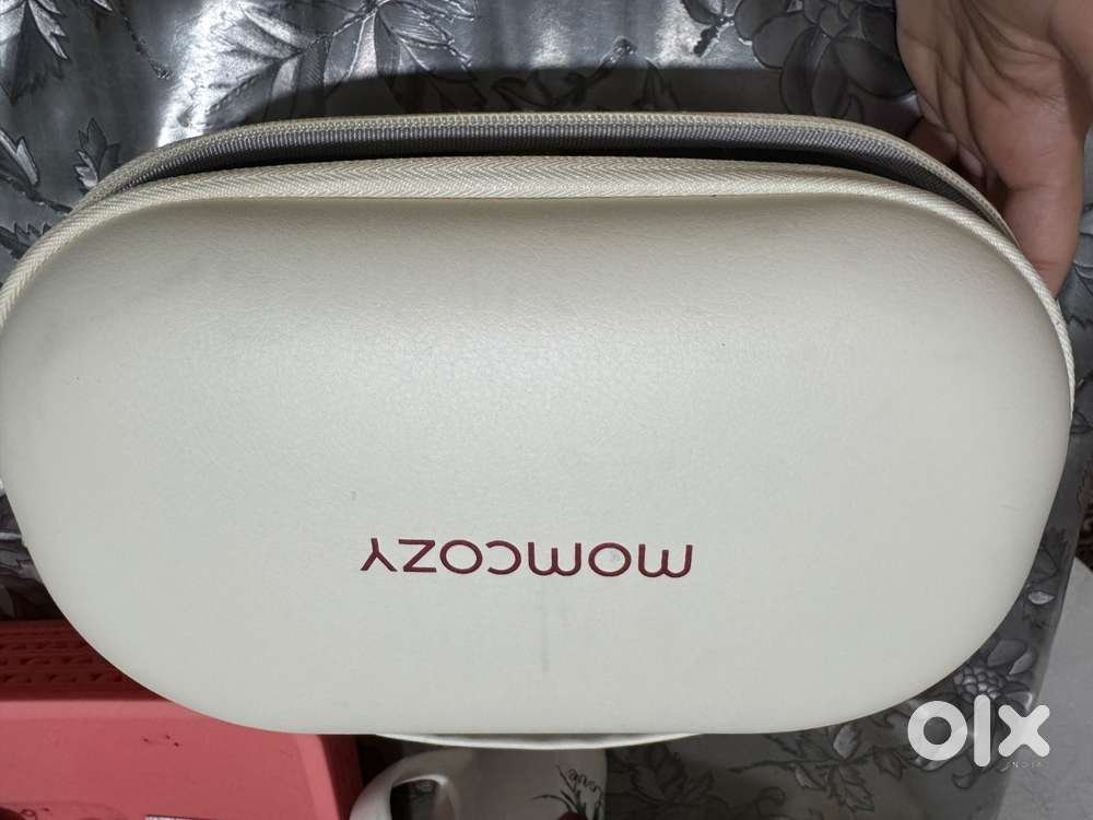 Unused MOMCOZY Breast Pump hands free.