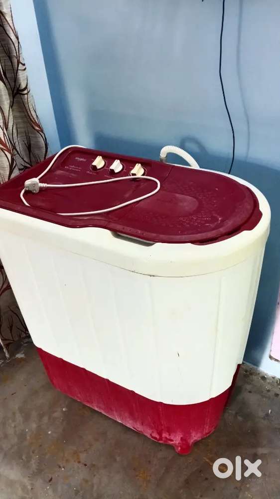 Whirlpool 8kg Washing Machine – 1 Year Old, Good Condition with cover.