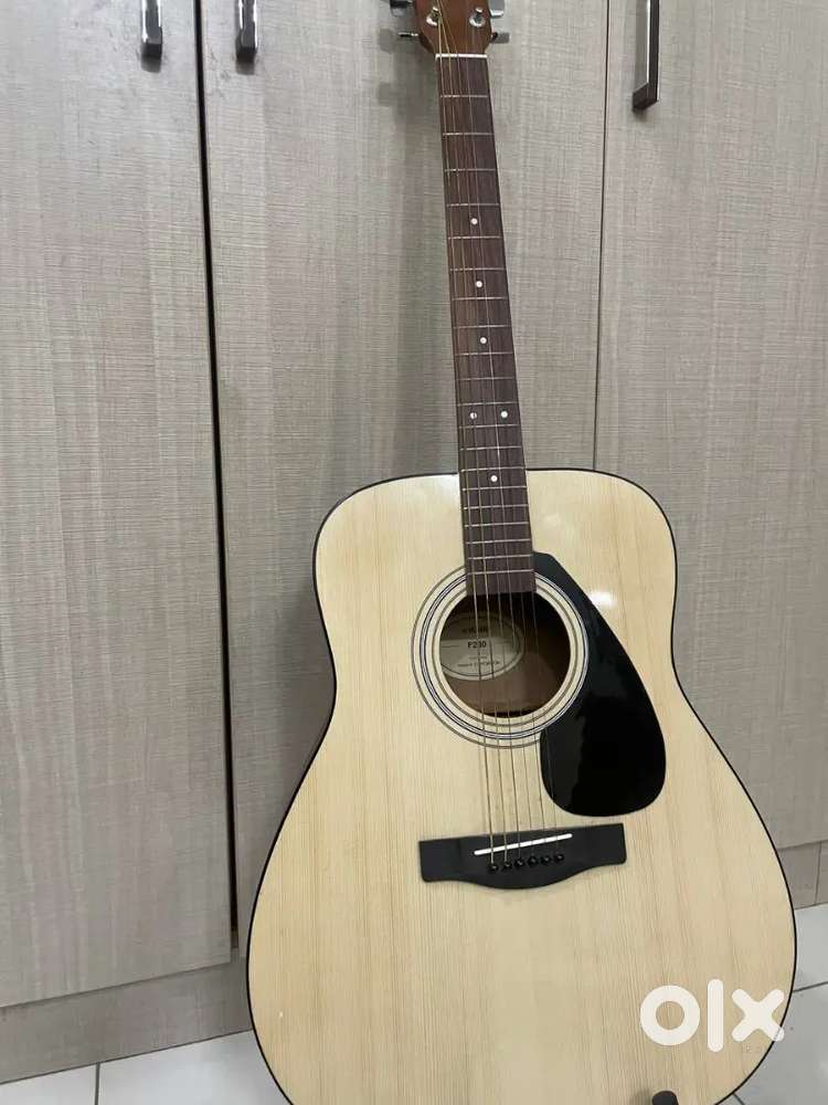 Brand new Yamaha F280 Acoustic Guitar with stand
