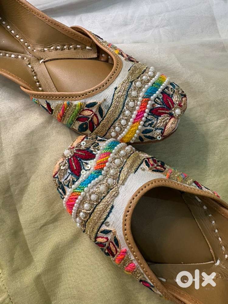 female required in shoe shop